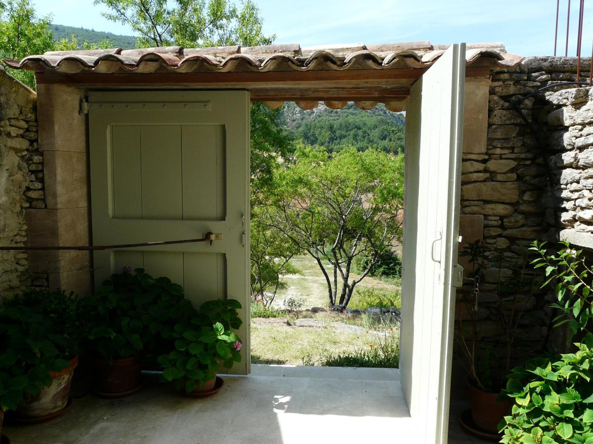 Joli Mas Provençal du 19ème siècle avec grande piscine privée, situé au calme, en campagne de Lacoste, au cœur du Luberon, 6 personnes, LS2-239 Amanto Lacoste  Exterior foto